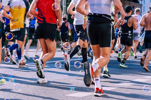 groep lopers tijdens stadsmarathon