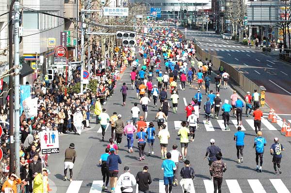 groep lopers tijdens stadsmarathon