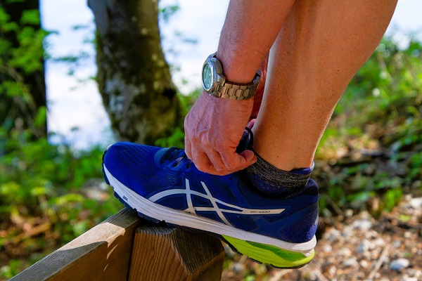 uitzicht op een hardloper die zijn loopschoenen aantrekt